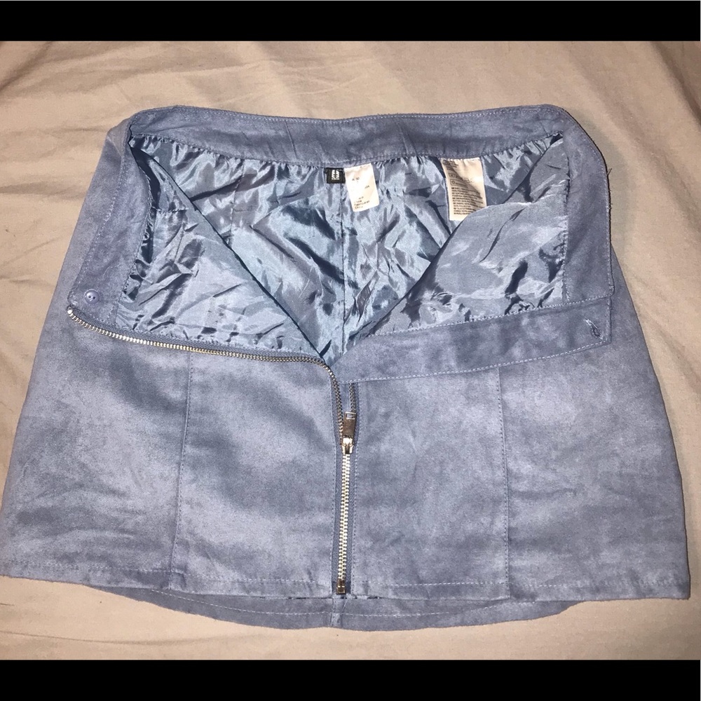 Mini skirt! - Picture 2 of 3